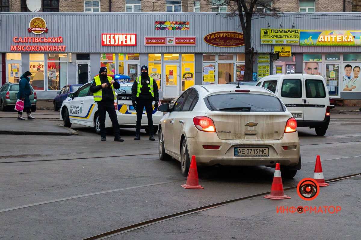 На Старомостовой площади Chevrolet зеркалом зацепил пешехода На Старомостовой площади Chevrolet зеркалом зацепил пешехода