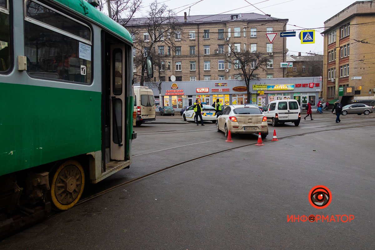 Знак перехода в нескольких метрах дальше, разметки на асфальте нет Знак перехода в нескольких метрах дальше, разметки на асфальте нет