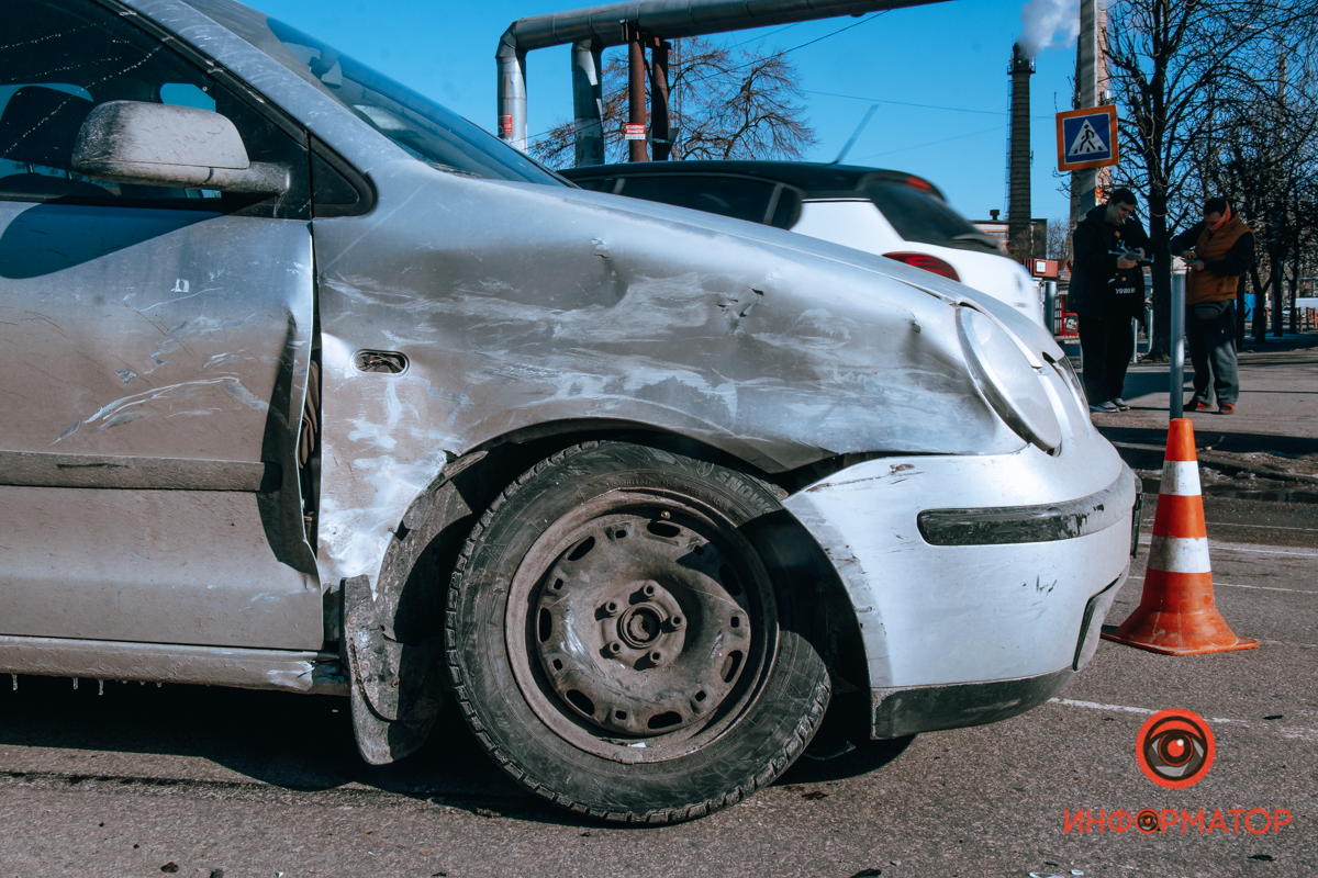 Столкнулись Renault и Volkswagen Столкнулись Renault и Volkswagen