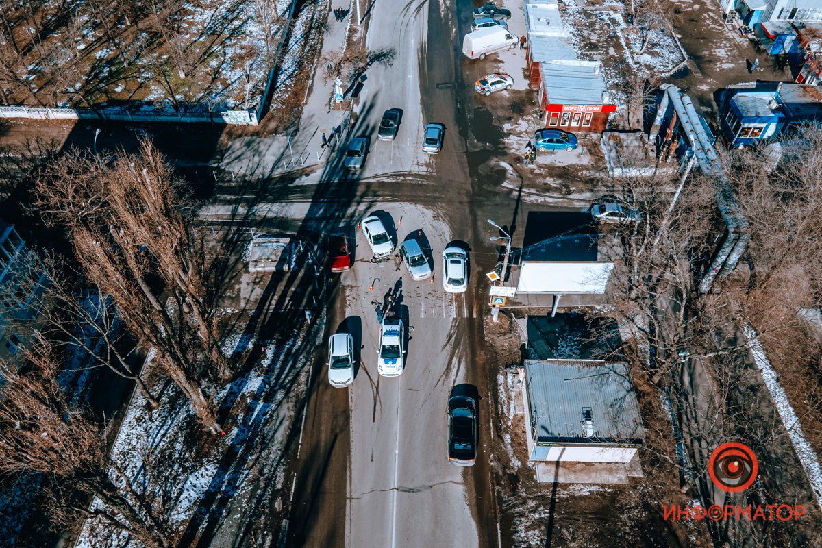 На место прибыли сотрудники полиции и бригада скорой помощи На место прибыли сотрудники полиции и бригада скорой помощи