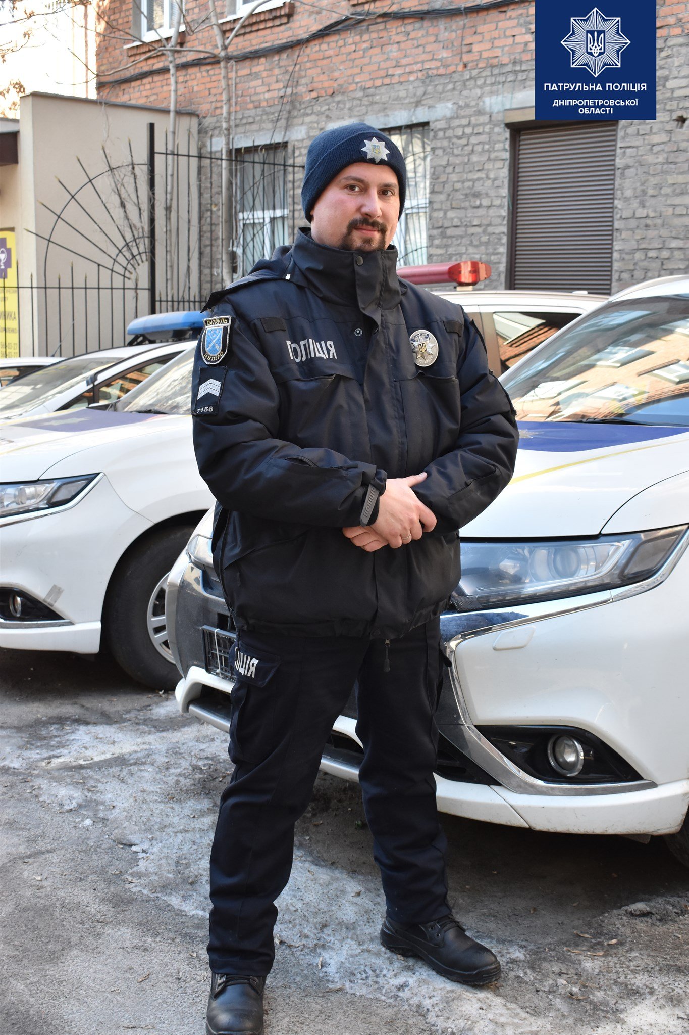 В Днепре возле детского сада полицейский откачивал мужчину без дыхания 1