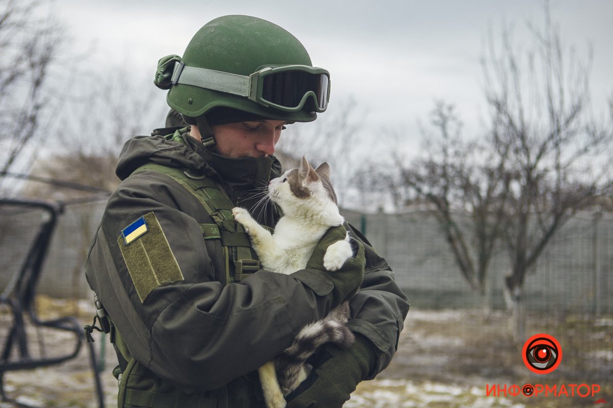 Военные, полицейские и спасатели снялись в фотосессии с бездомными животными в Днепре: классные фото 2