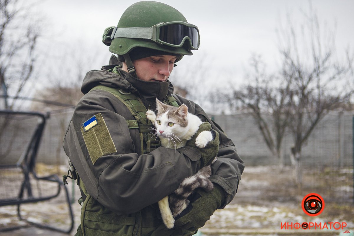 Военные, полицейские и спасатели снялись в фотосессии с бездомными животными в Днепре: классные фото 5