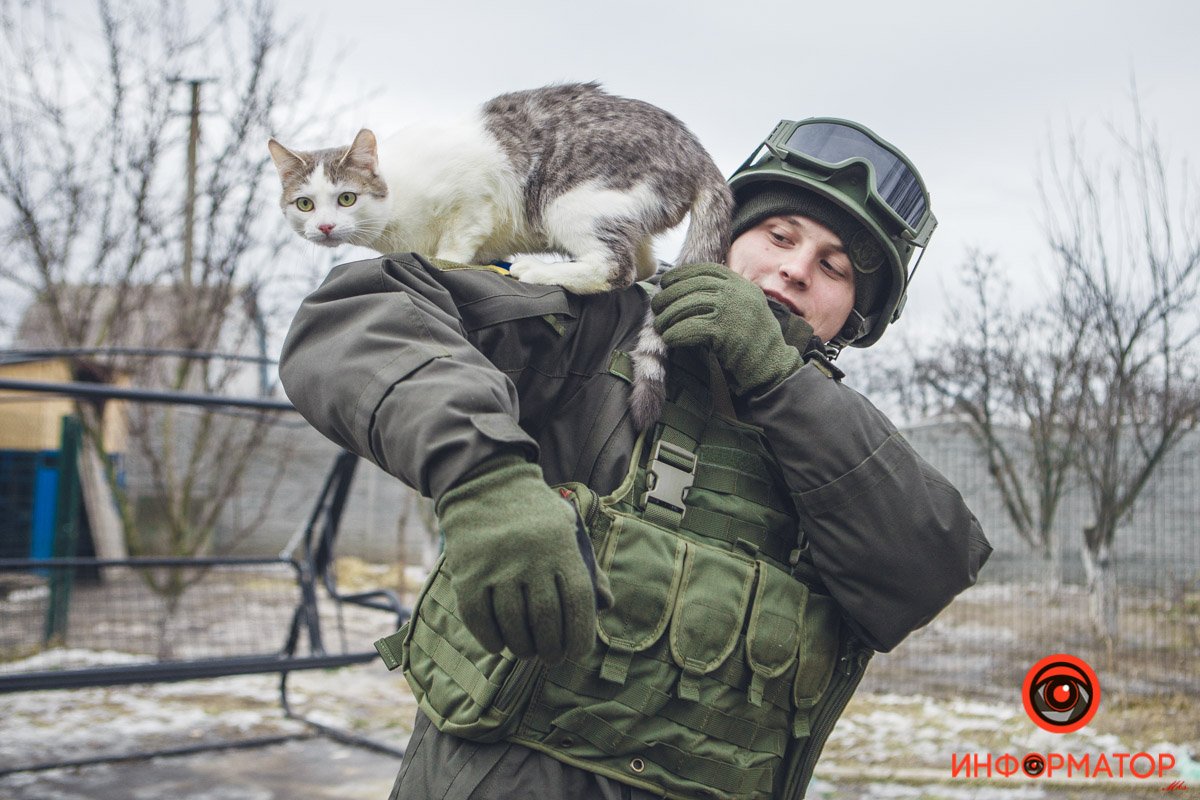 Военные, полицейские и спасатели снялись в фотосессии с бездомными животными в Днепре: классные фото 8