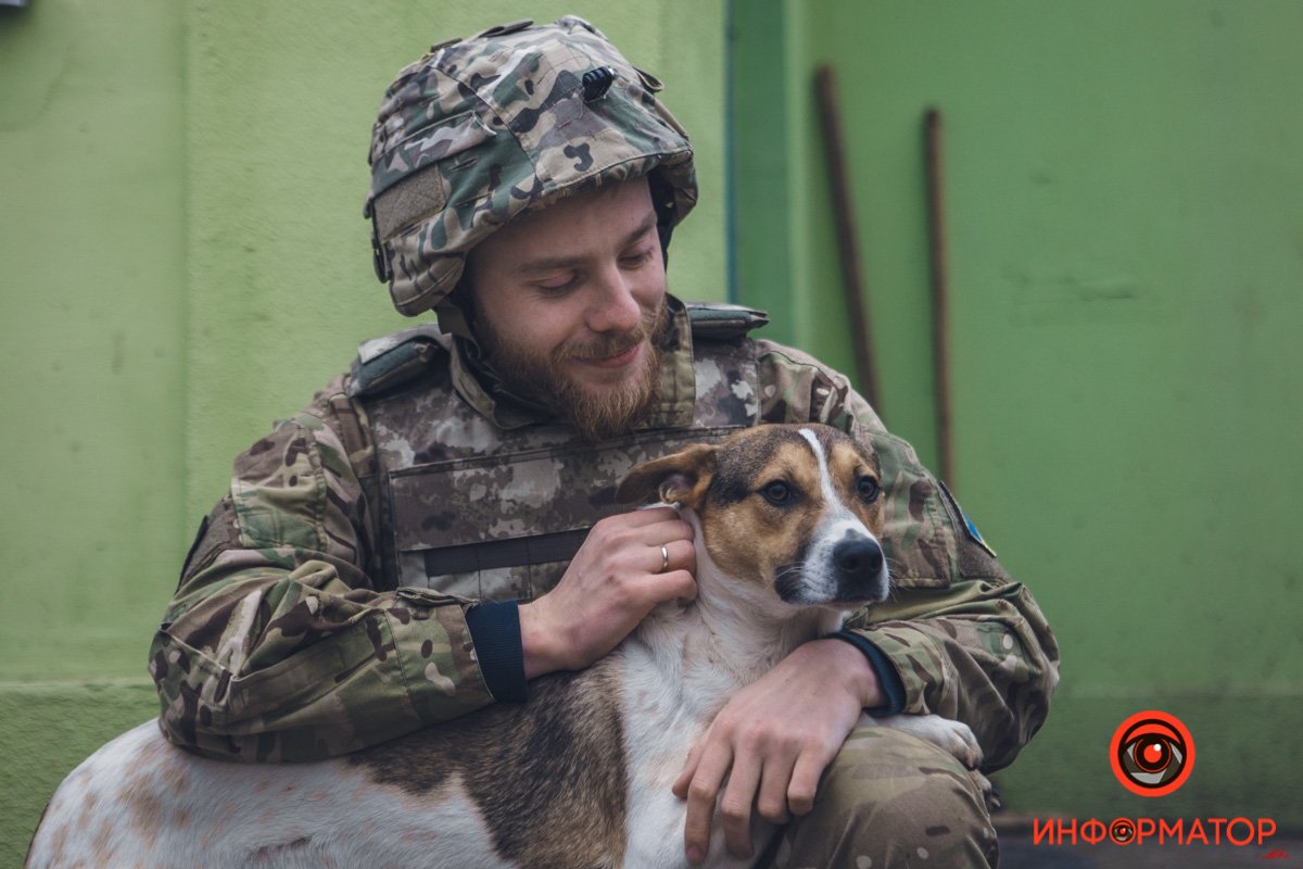 Военные, полицейские и спасатели снялись в фотосессии с бездомными животными в Днепре: классные фото 22