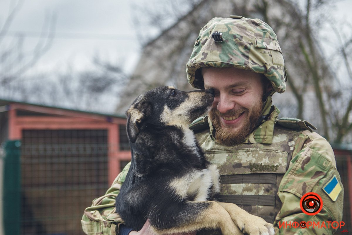 Военные, полицейские и спасатели снялись в фотосессии с бездомными животными в Днепре: классные фото 30