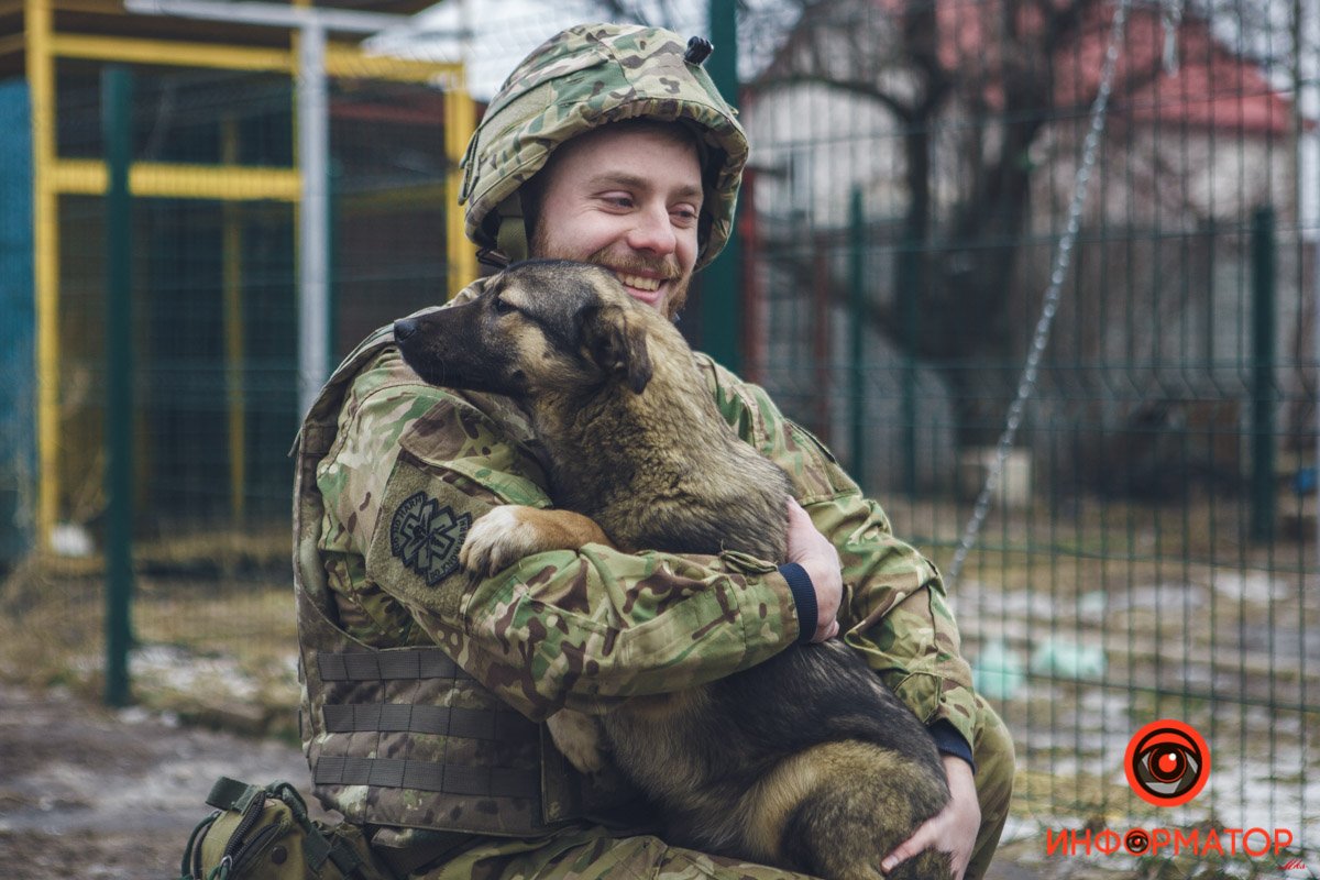 Военные, полицейские и спасатели снялись в фотосессии с бездомными животными в Днепре: классные фото 50