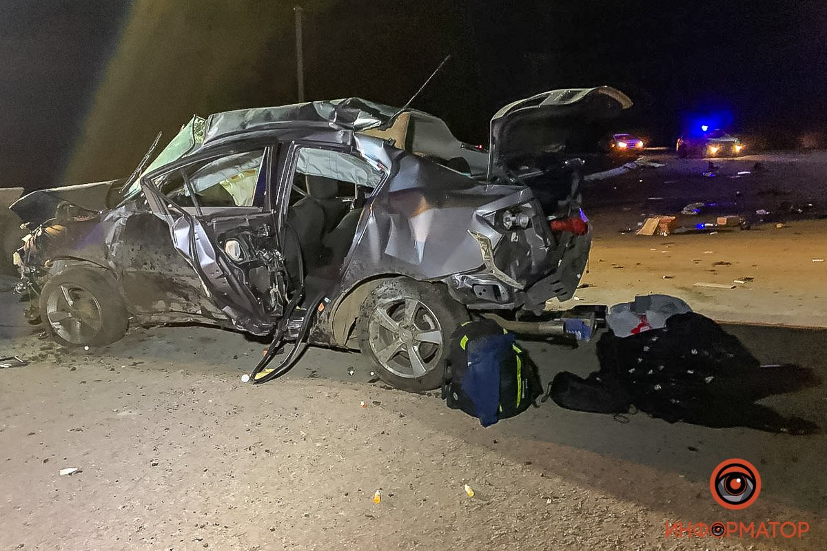 Вероятно, он не справился с управлением и врезался в стелу АЗС Вероятно, он не справился с управлением и врезался в стелу АЗС