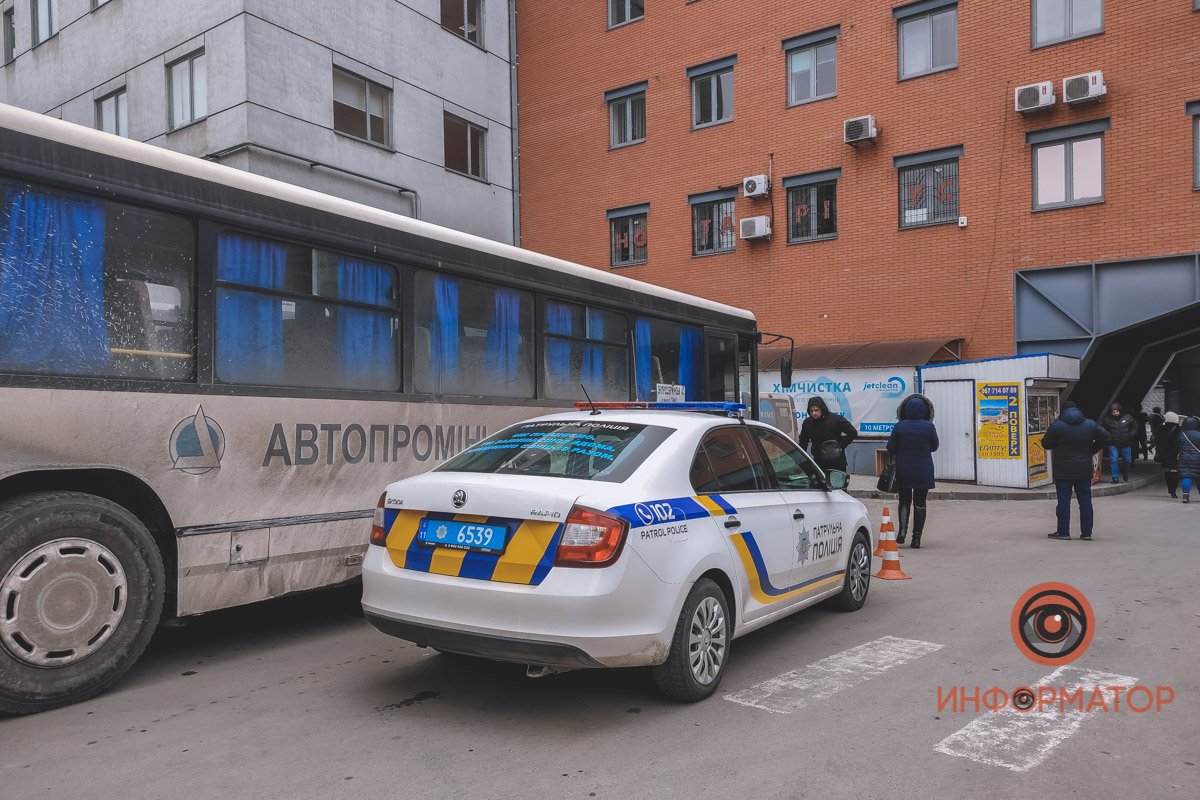 Женщина переходила дорогу в районе пешеходного перехода Женщина переходила дорогу в районе пешеходного перехода