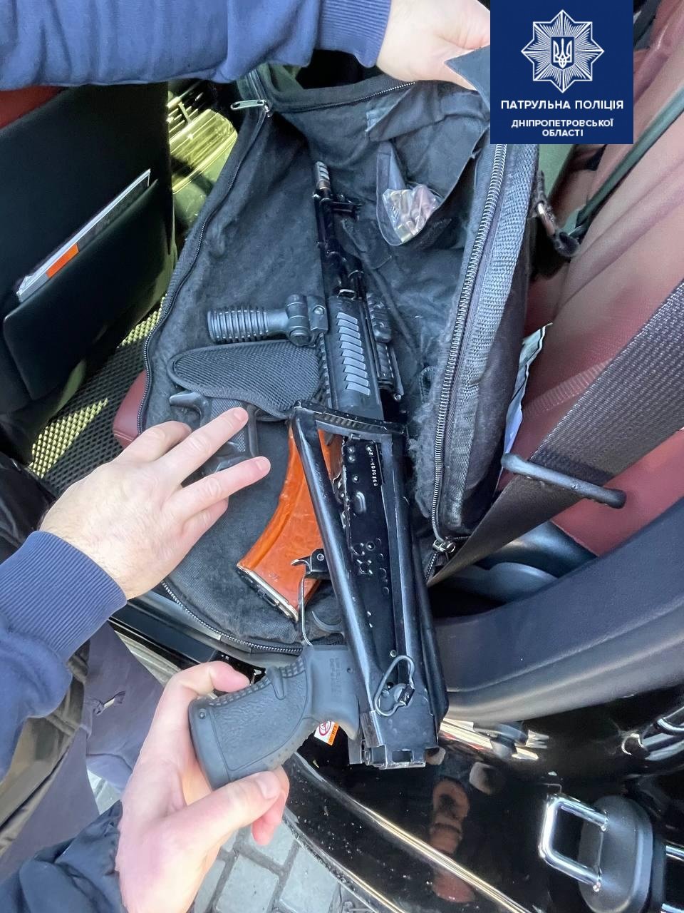 В машине обнаружили предметы, похожие на оружие