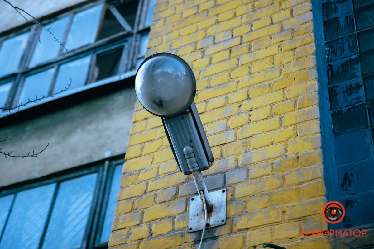 Наблюдает с интересом Наблюдает с интересом