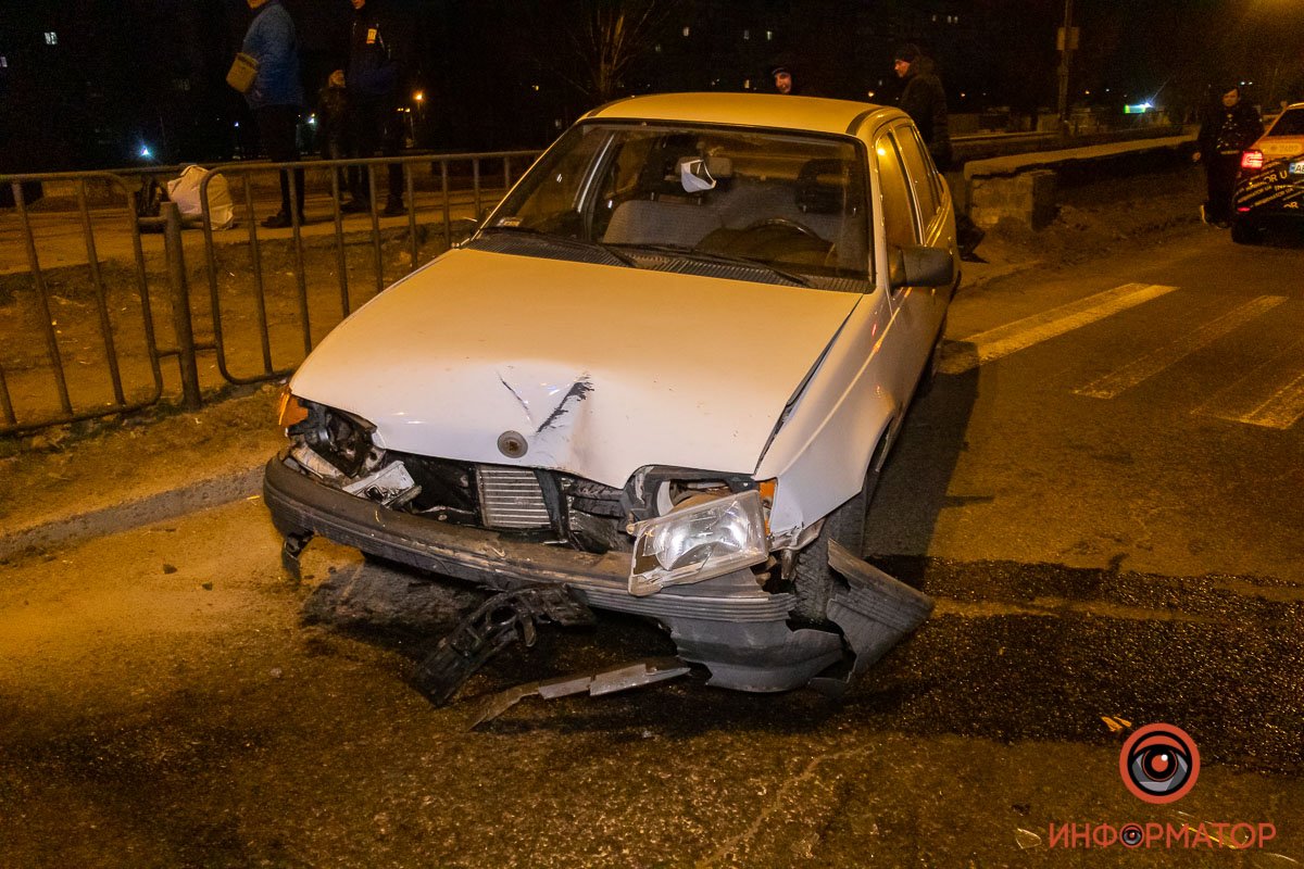 По предварительной информации от полиции, мужчина не справился с управлением и въехал в электроопору По предварительной информации от полиции, мужчина не справился с управлением и въехал в электроопору