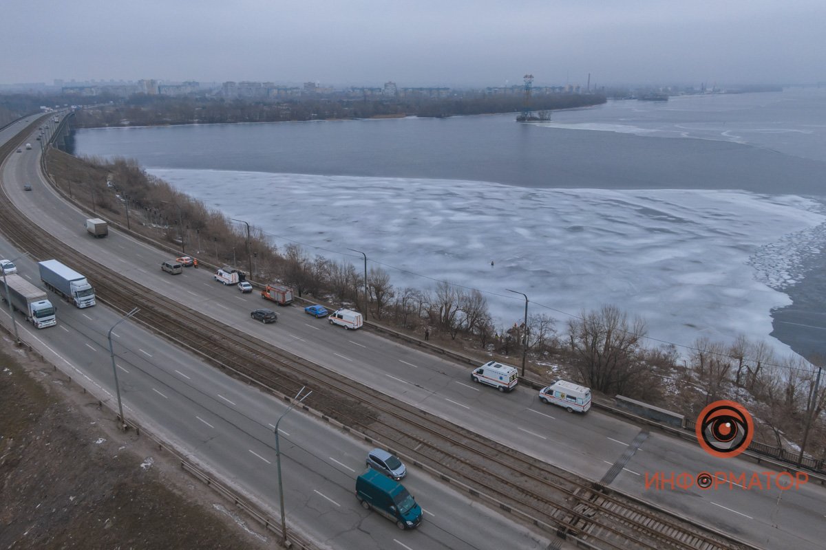 В Днепре под Кайдакским мостом откололась льдина с 6 рыбаками: их унесло течением на пару километров 4