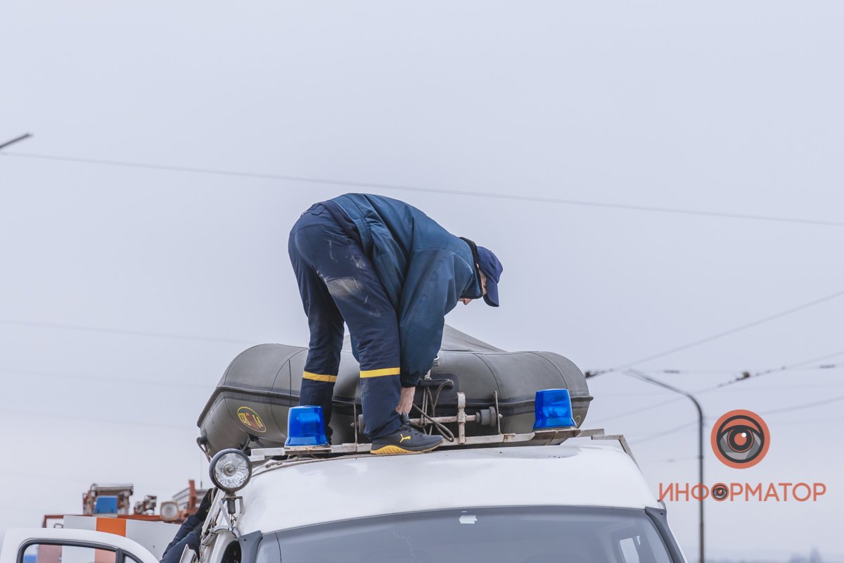 В Днепре под Кайдакским мостом откололась льдина с 6 рыбаками: их унесло течением на пару километров 7