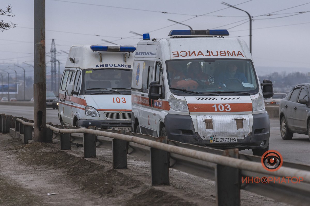 В Днепре под Кайдакским мостом откололась льдина с 6 рыбаками: их унесло течением на пару километров 8