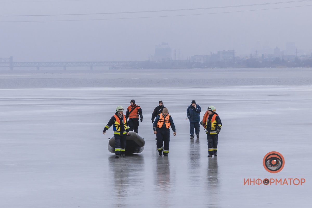 В Днепре под Кайдакским мостом откололась льдина с 6 рыбаками: их унесло течением на пару километров 10