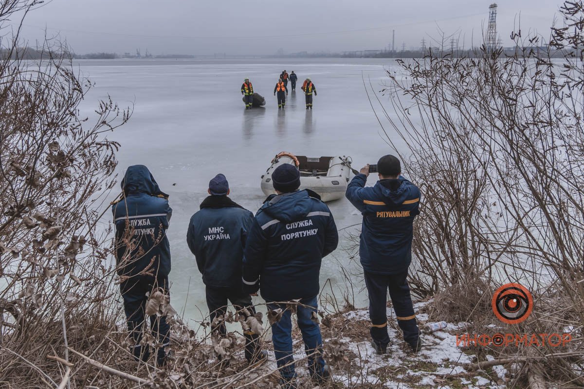В Днепре под Кайдакским мостом откололась льдина с 6 рыбаками: их унесло течением на пару километров 11