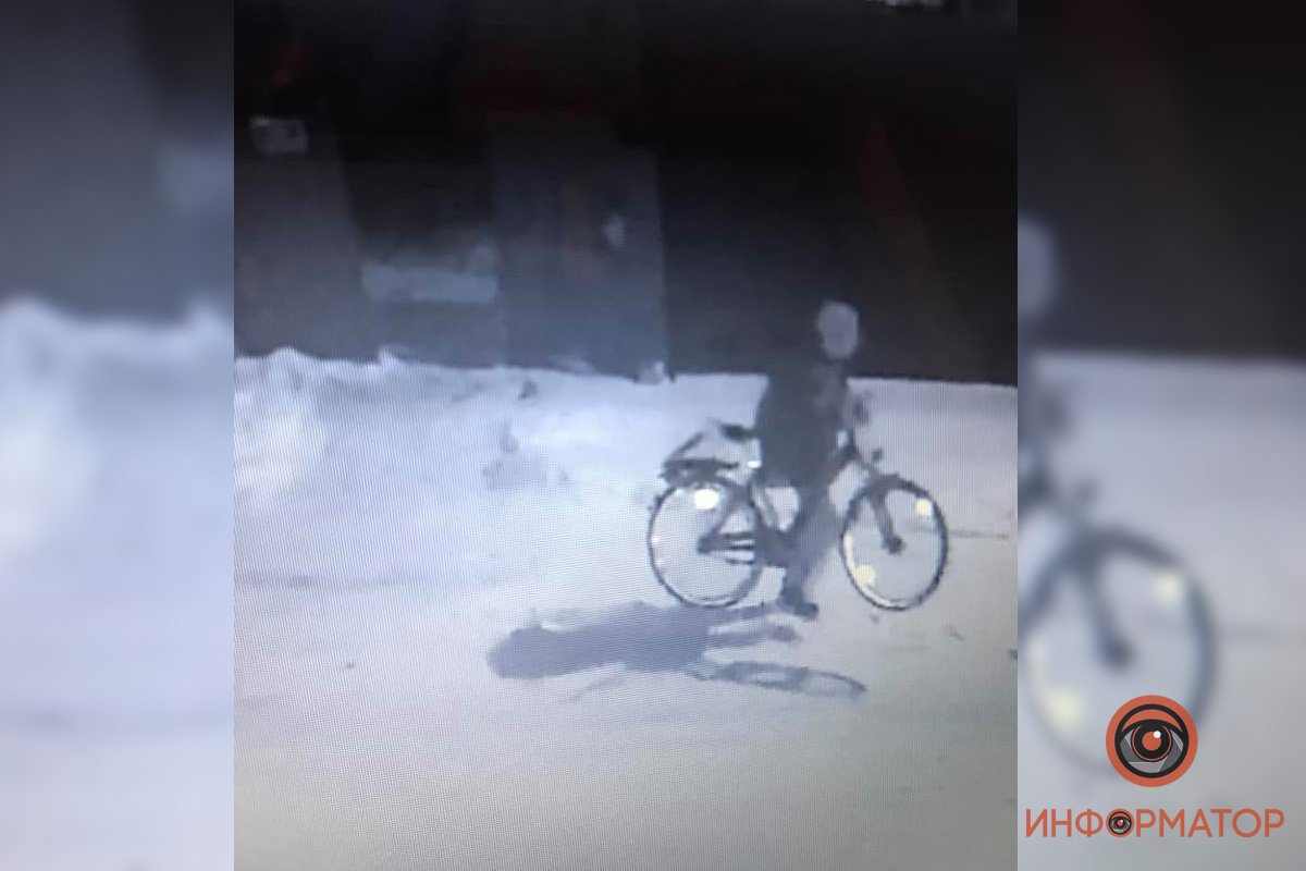 В Днепре мужчина украл велосипед с территории частного дома и попал на камеры видеонаблюдения 1