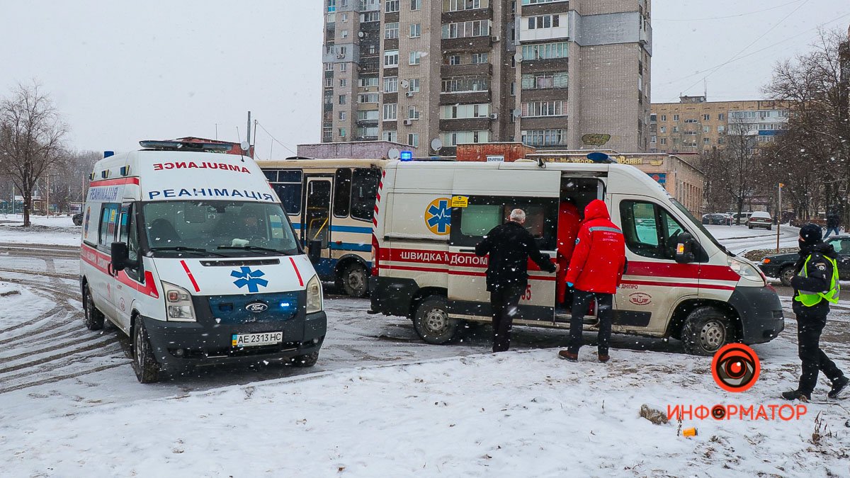 В Днепре на Метростроевской "Эталон" сбил двух женщин: нужна помощь свидетелей