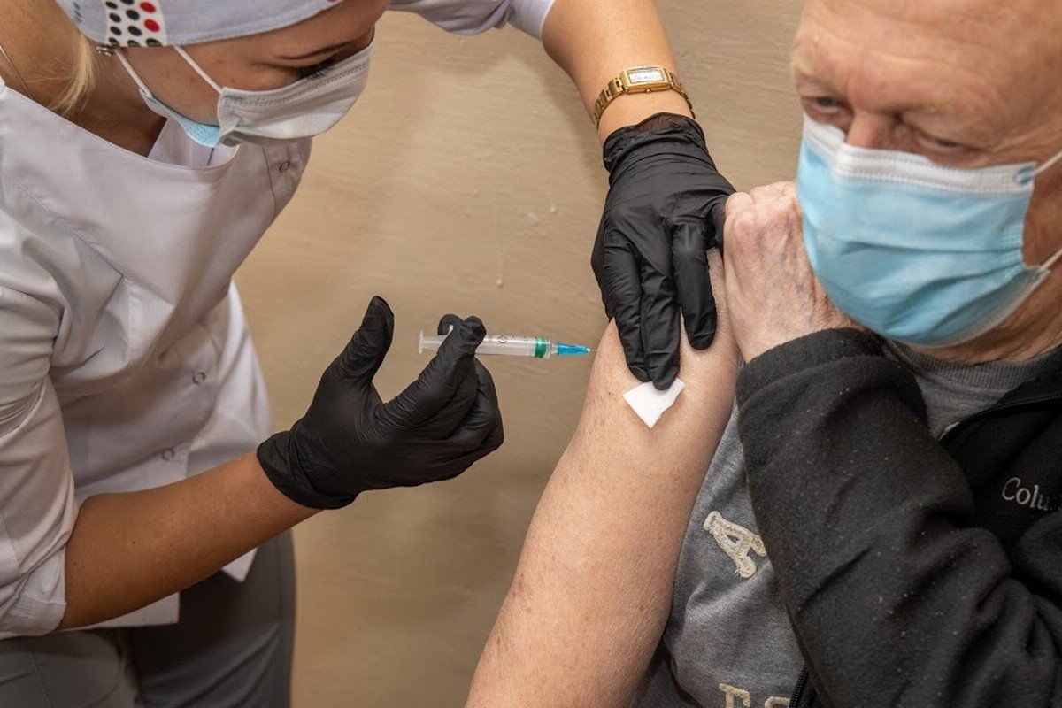 Первые дозы AstraZeneca (Covishield) получили медики 21-й инфекционной больницы в Днепре