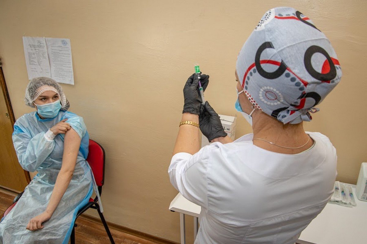 Второй в области сделала прививку молодая врач Ирина Фильнюк