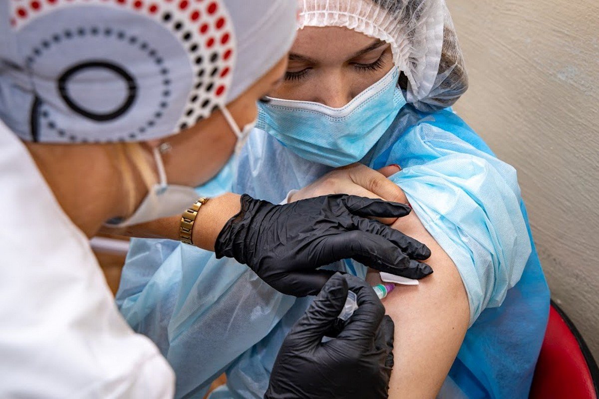 Прививки проводят медики специально обученной мобильной бригады