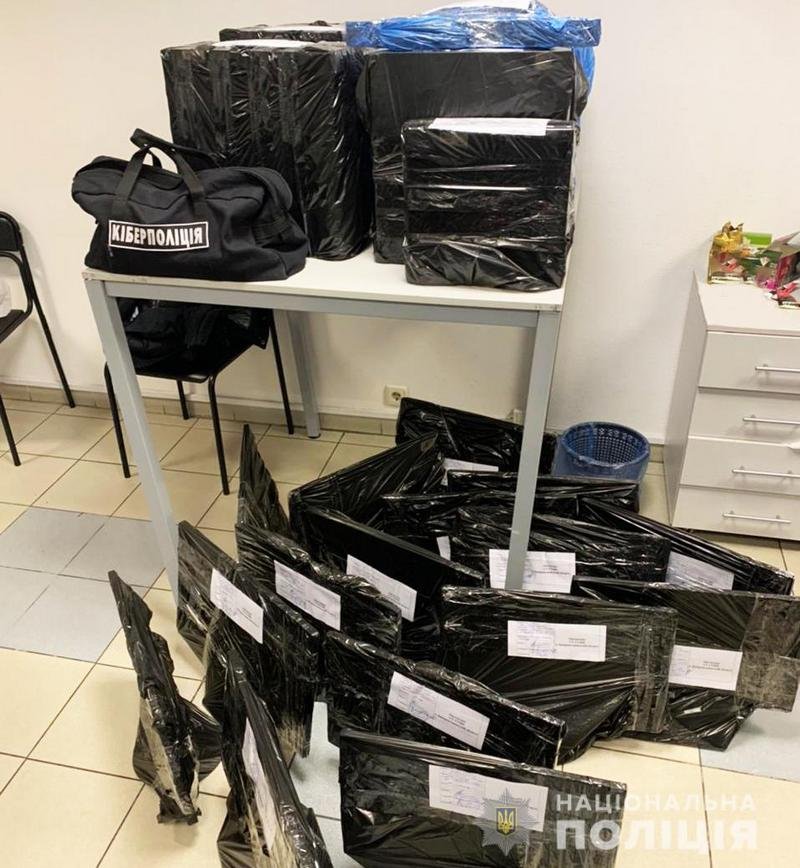 Полиция провела обыски в call-центре Полиция провела обыски в call-центре