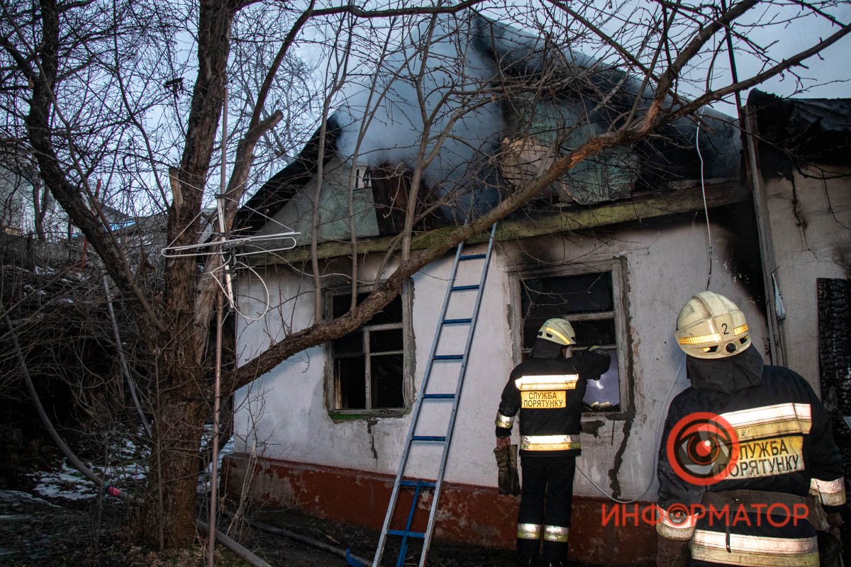 Серьезным препятствием для тушения стал обвал крыши Серьезным препятствием для тушения стал обвал крыши