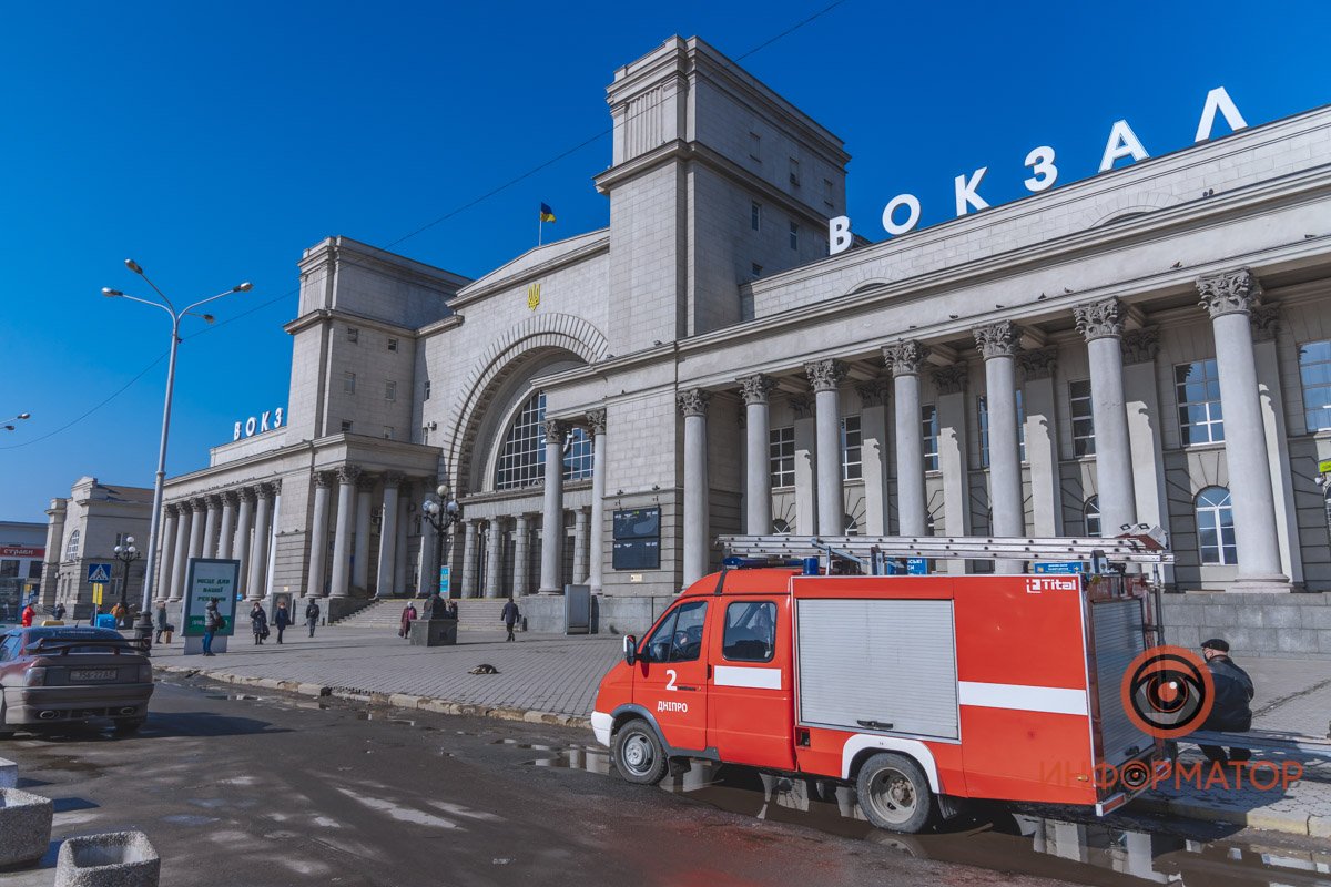 В Днепре на платформе ж/д вокзала стоит странная коробка: на месте полиция, спасатели и взрывотехники 1