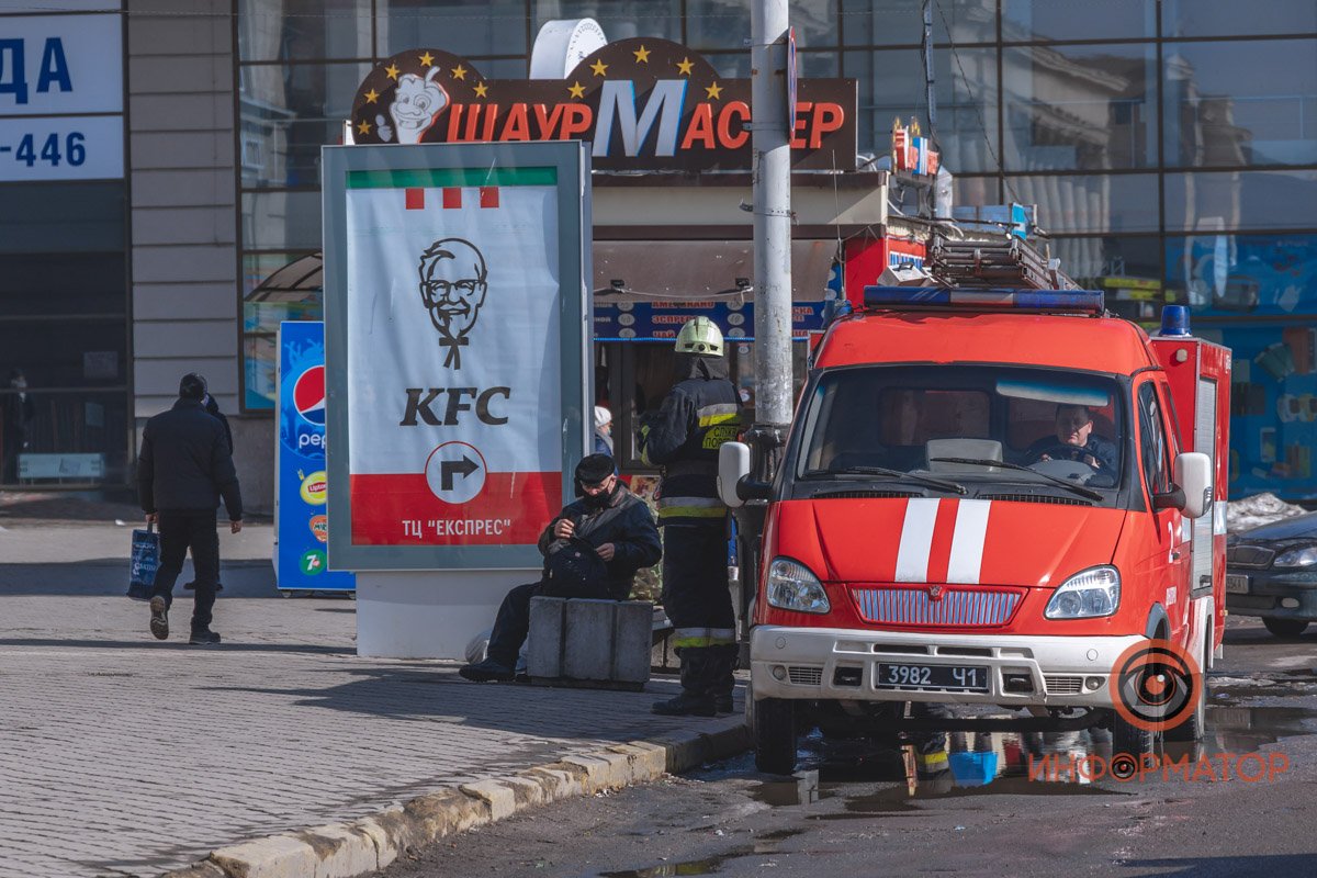 В Днепре на платформе ж/д вокзала стоит странная коробка: на месте полиция, спасатели и взрывотехники 3