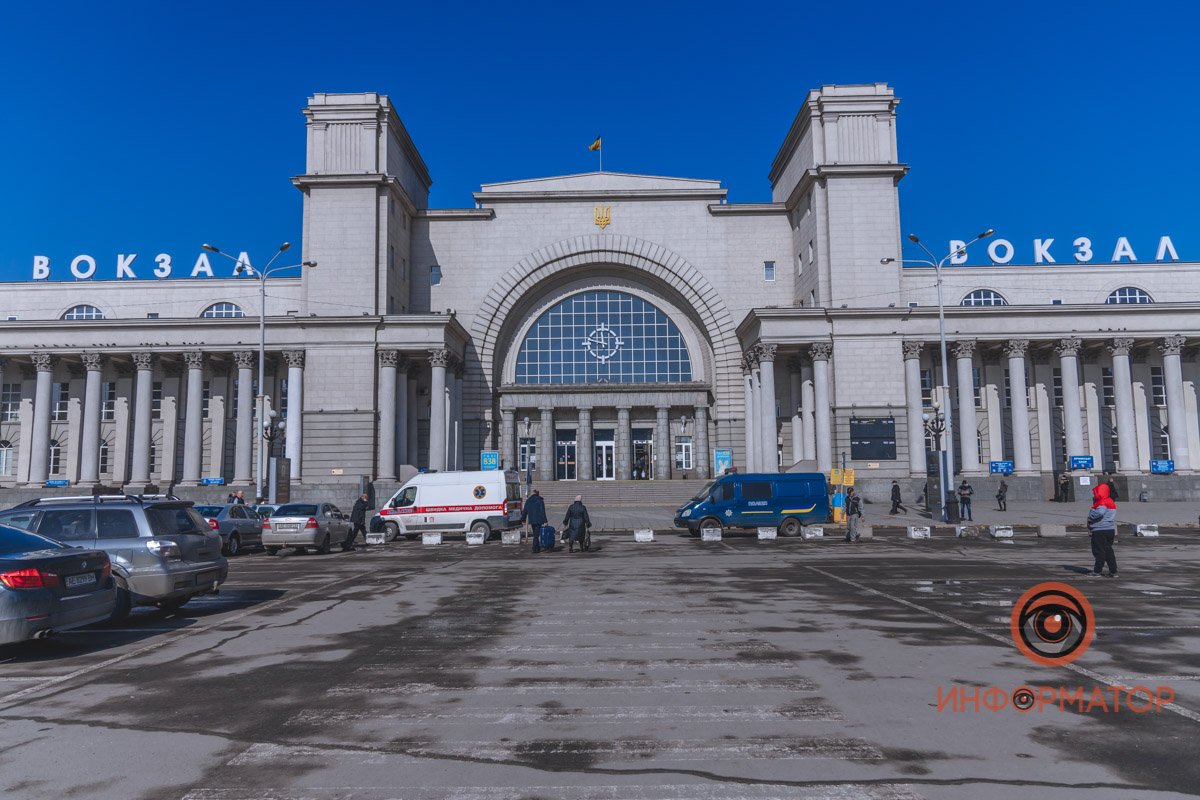 В Днепре на платформе ж/д вокзала стоит странная коробка: на месте полиция, спасатели и взрывотехники 4