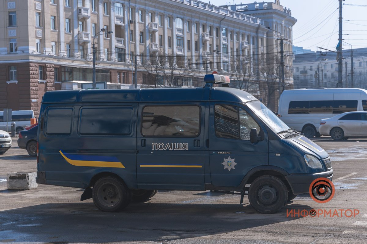 В Днепре на платформе ж/д вокзала стоит странная коробка: на месте полиция, спасатели и взрывотехники 5