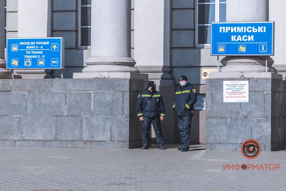 В Днепре на платформе ж/д вокзала стоит странная коробка: на месте полиция, спасатели и взрывотехники 7