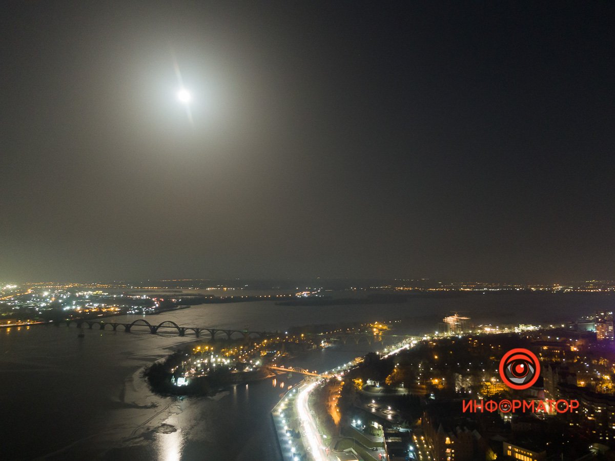 Город залило лунным светом Город залило лунным светом