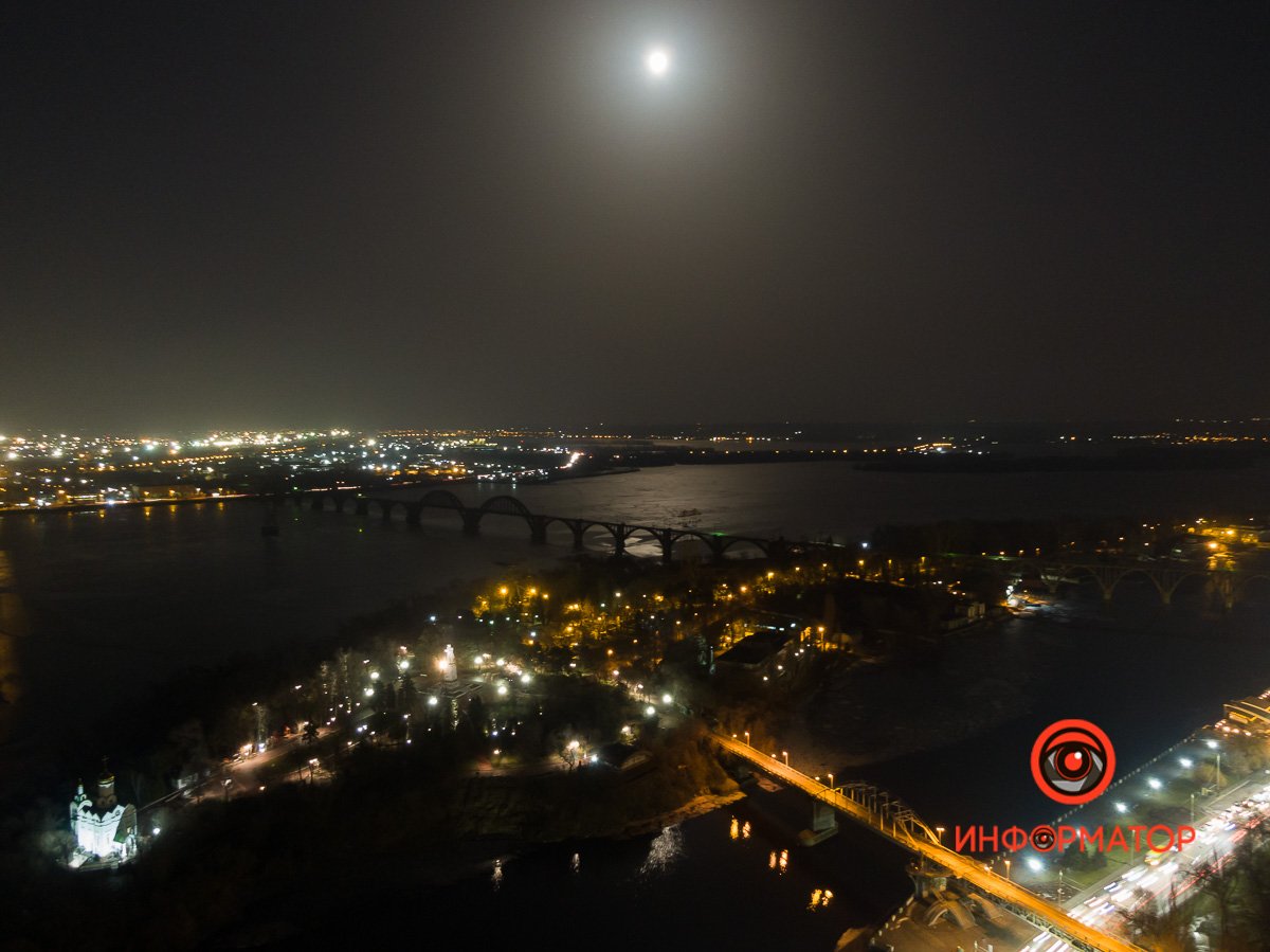 Уличное освещение растворяется в лунном освещении Уличное освещение растворяется в лунном освещении