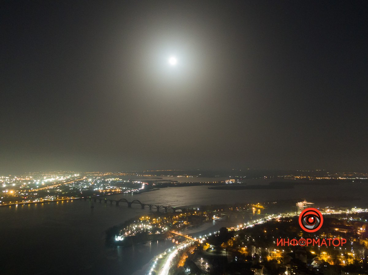 Из-за большого количества света на реку опускается белая дымка, и это вовсе не туман Из-за большого количества света на реку опускается белая дымка, и это вовсе не туман