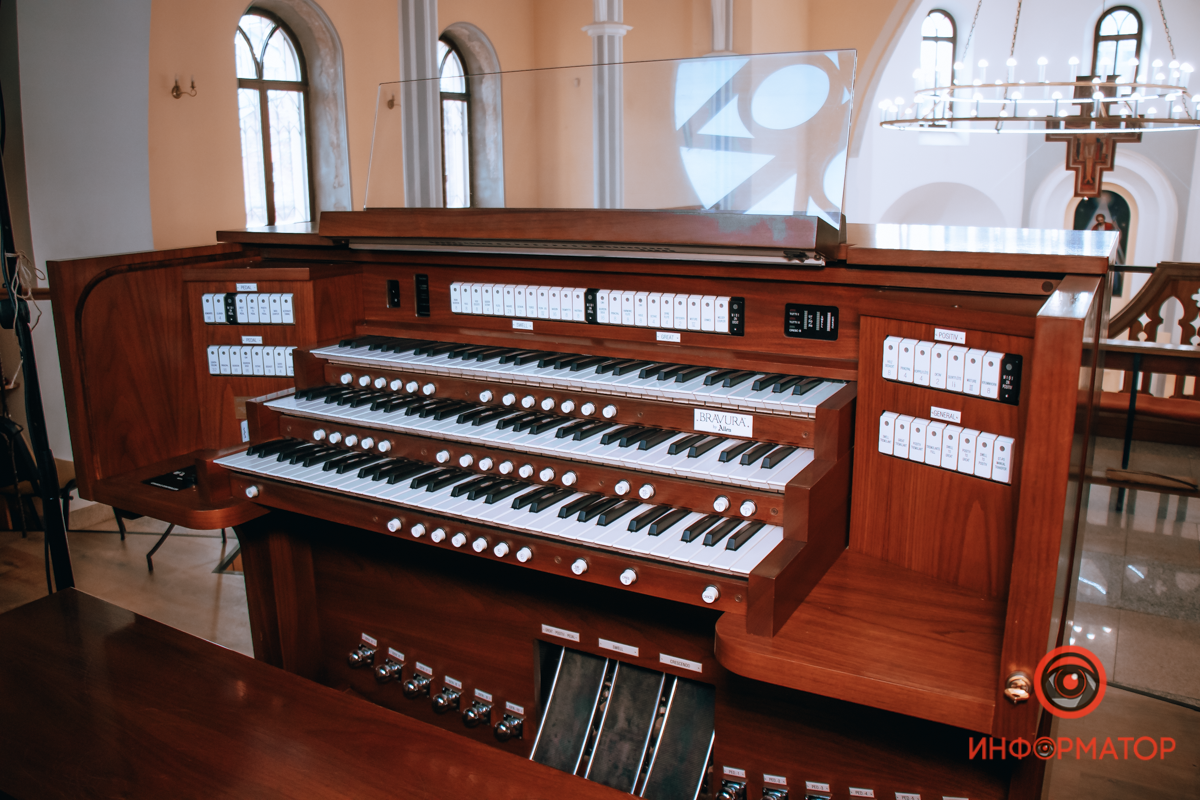 Сегодня здесь звучит орган Сегодня здесь звучит орган