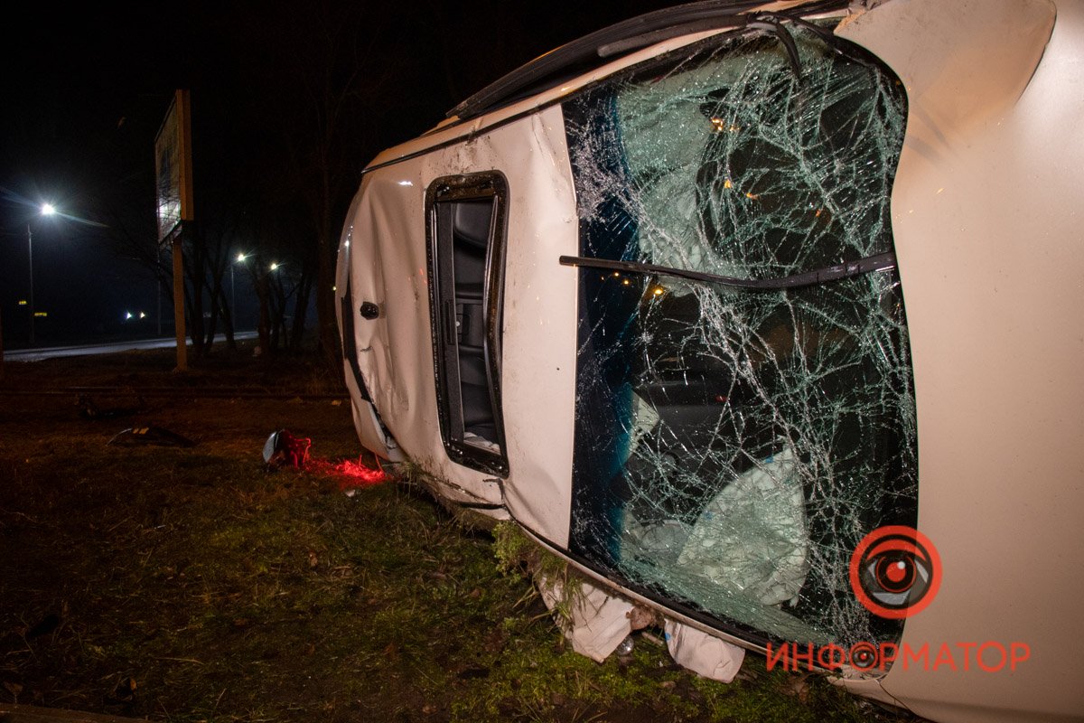 Далее автомобиль снес ограждение, вылетел на газон и перевернулся на бок Далее автомобиль снес ограждение, вылетел на газон и перевернулся на бок