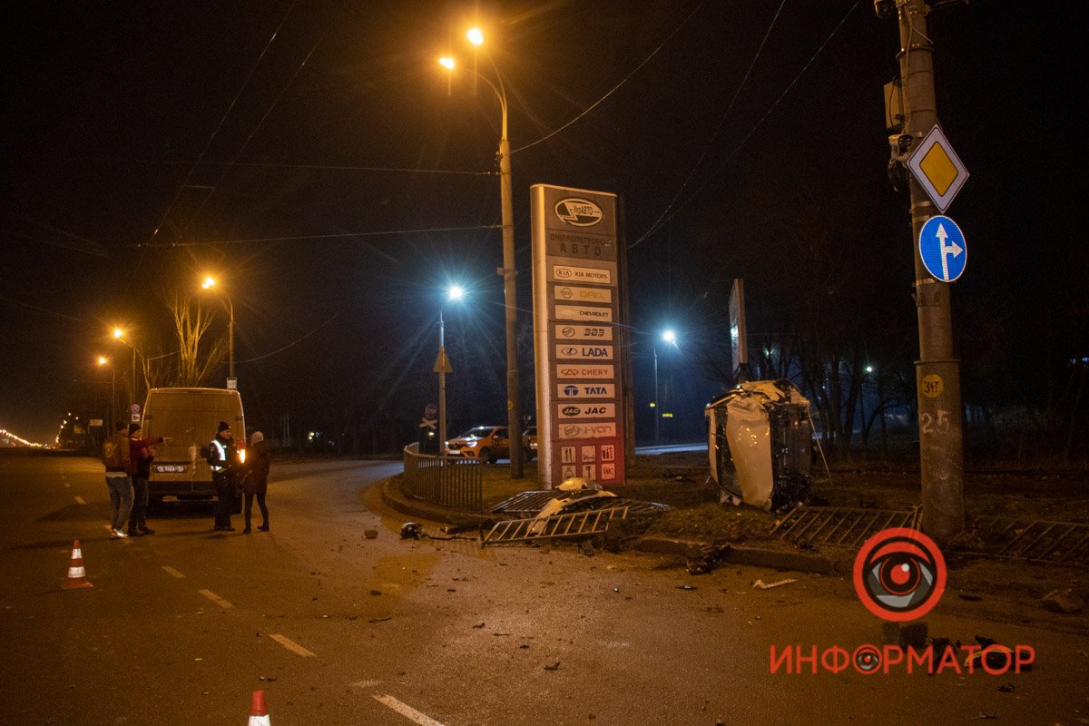 Предварительно, девушка, которая была в салоне, травм не получила Предварительно, девушка, которая была в салоне, травм не получила