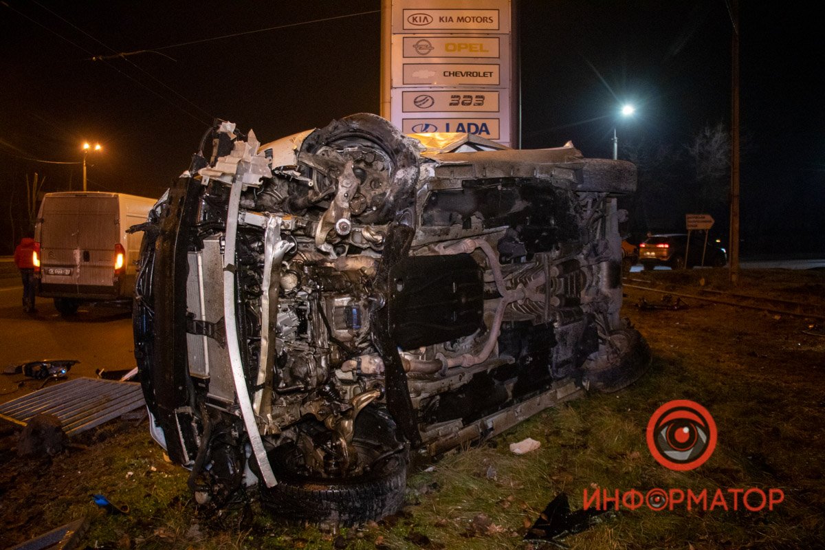 Infiniti двигалась по Запорожскому шоссе в сторону центра Infiniti двигалась по Запорожскому шоссе в сторону центра