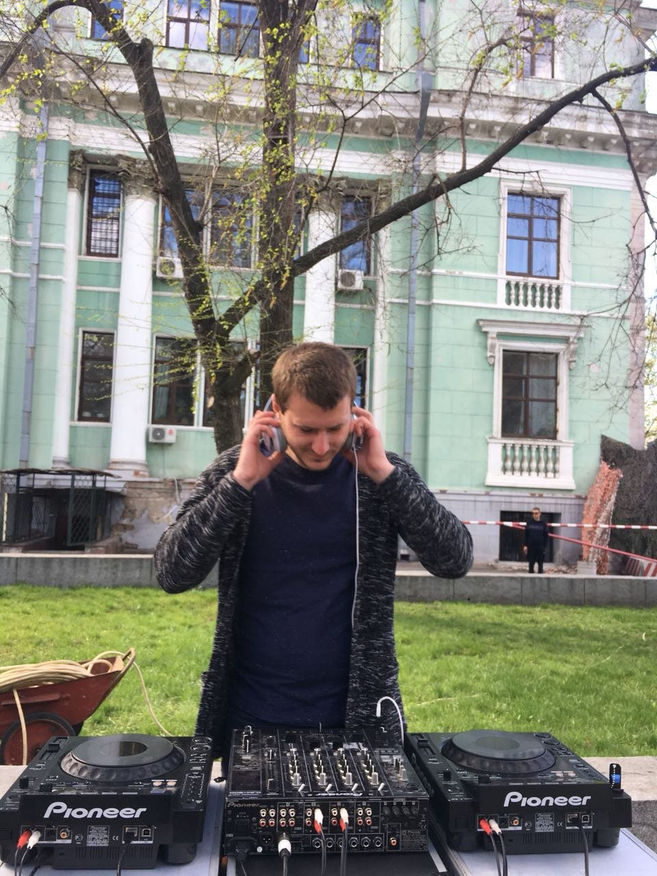 Хочу работать диджеем: парень из Днепра рассказал о праздниках, пьяных гостях и угрозах 2