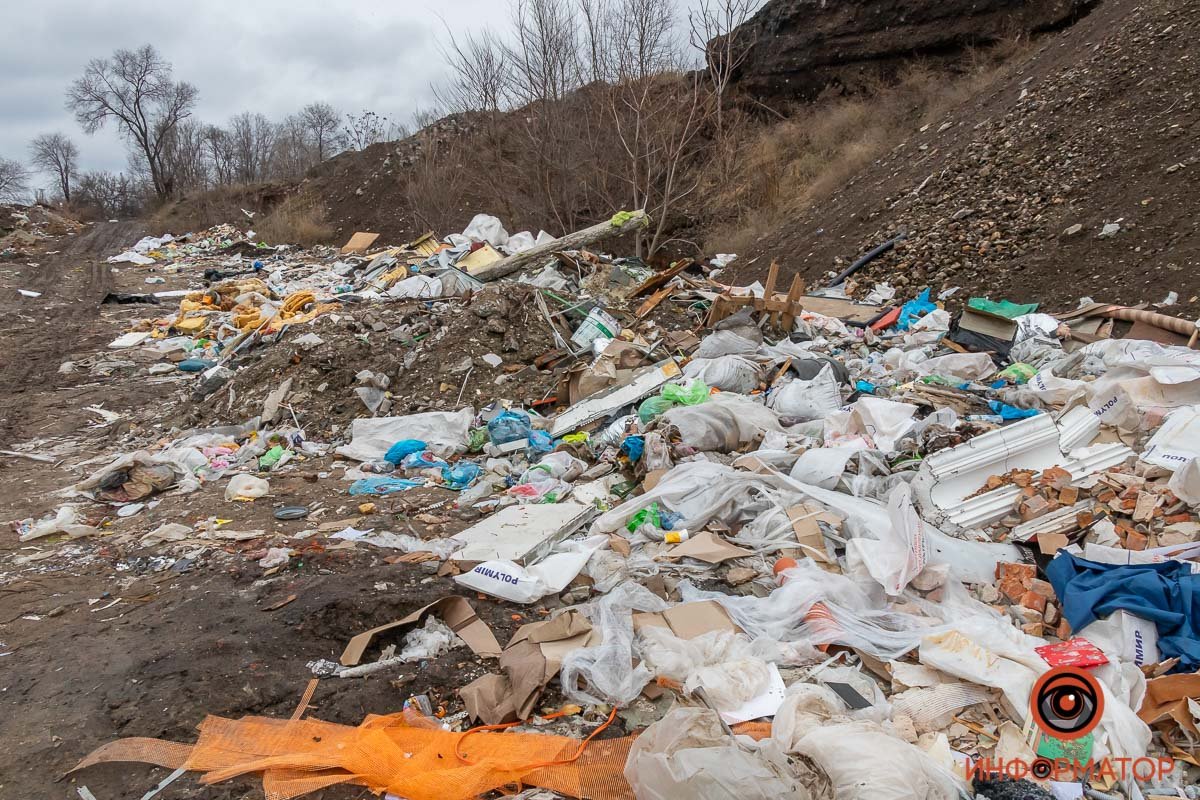 Здесь на местную свалку выбросили мешки с медицинскими отходами Здесь на местную свалку выбросили мешки с медицинскими отходами