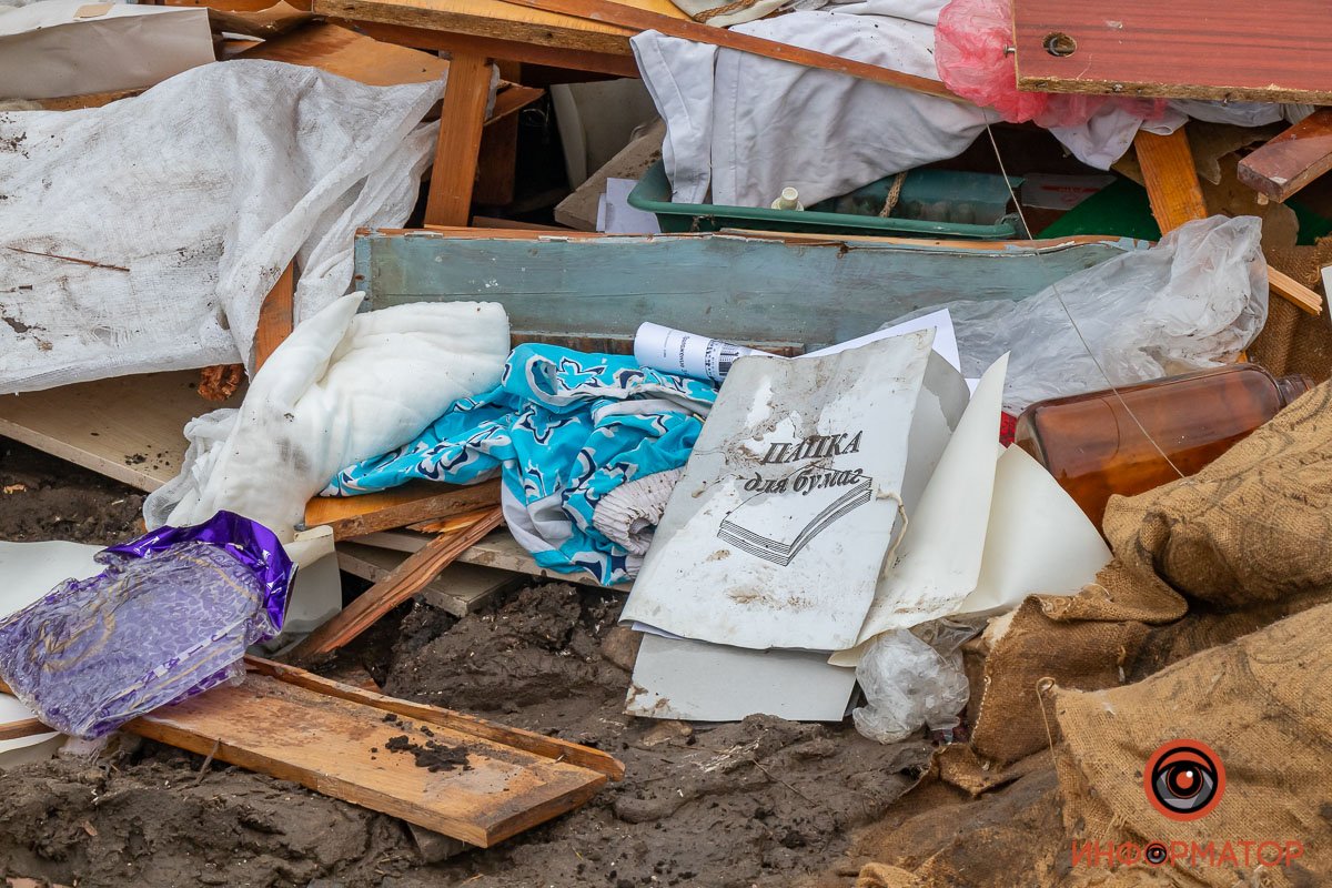Также рядом были разбросаны медицинские бумаги за разные года Также рядом были разбросаны медицинские бумаги за разные года