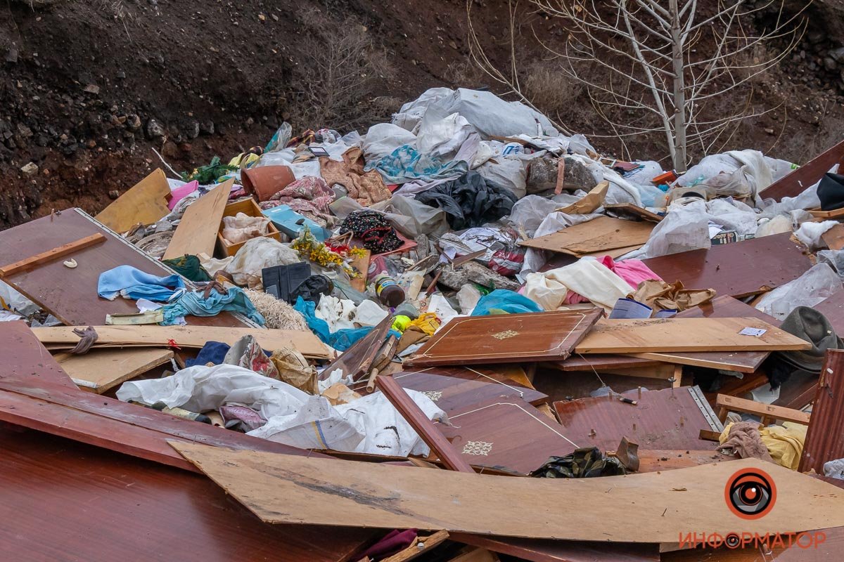 На всю округу от них доносился тяжелый запах, похожий на трупный На всю округу от пакетов доносился тяжелый запах, похожий на трупный