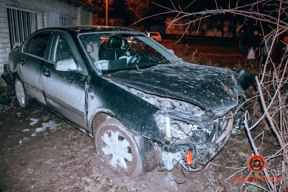 В Днепре на проспекте Свободы Kia въехала в яму и врезалась в дерево В Днепре на проспекте Свободы Kia въехала в яму и врезалась в дерево