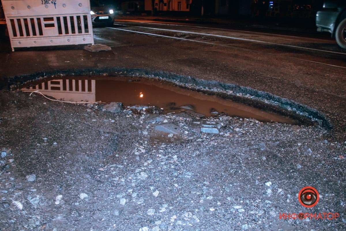 Перед ямой установили заграждение Перед ямой установили заграждение