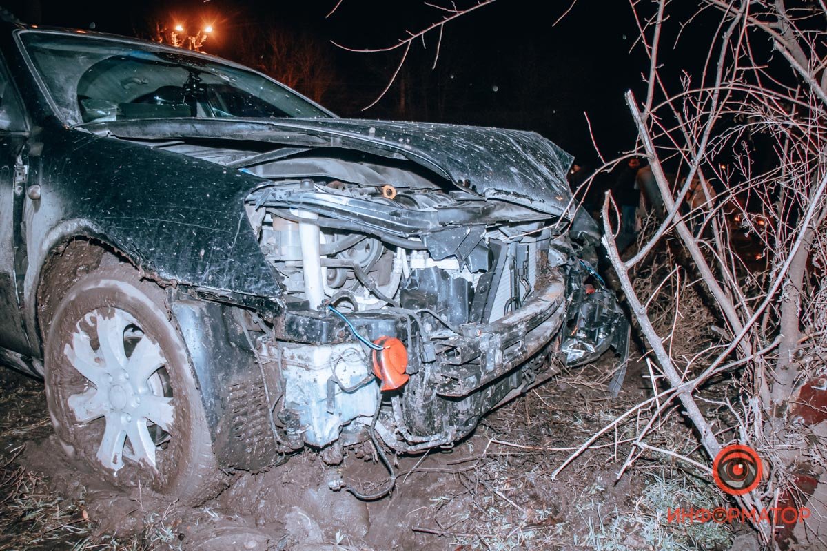 Автомобиль вылетел на обочину Автомобиль вылетел на обочину