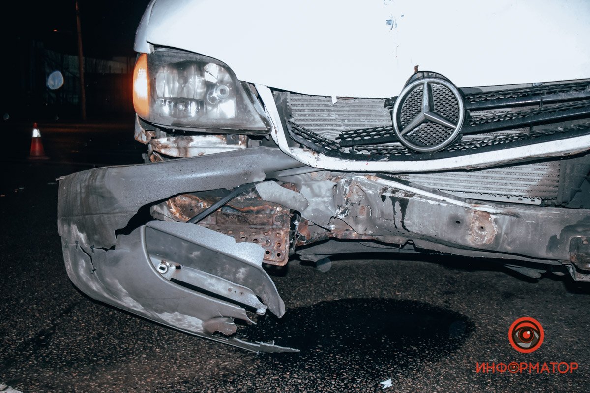 По предварительной информации от полиции, водитель врезался в опору