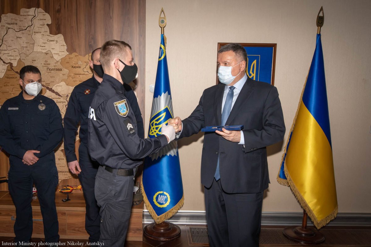 В Днепре патрульные спасли ребенка и трех мужчин, которые провалились под лед: видео с боди-камер 1