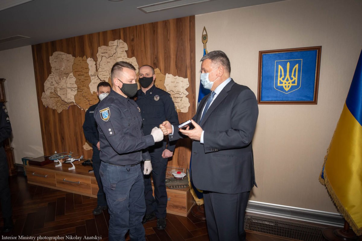 В Днепре патрульные спасли ребенка и трех мужчин, которые провалились под лед: видео с боди-камер 2